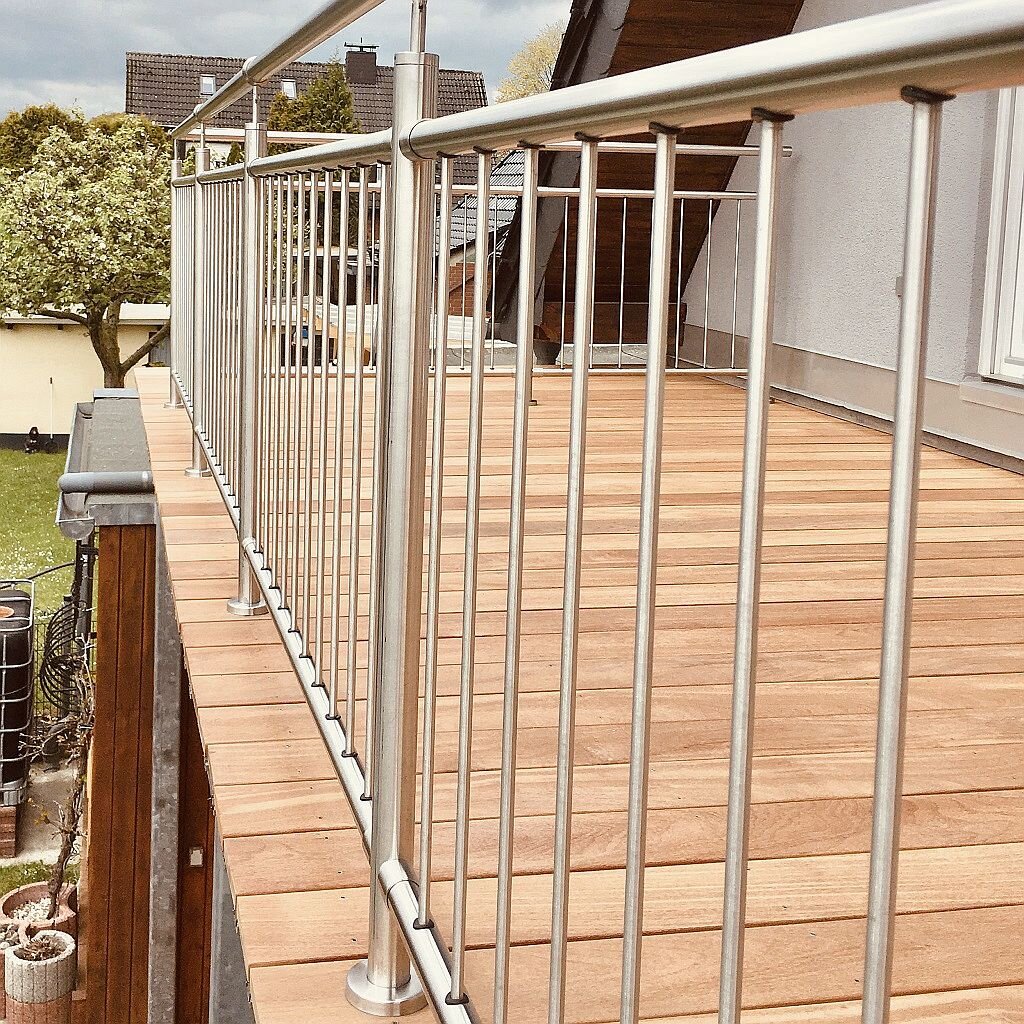 Geländer Edelstahl mit senkrechten Streben