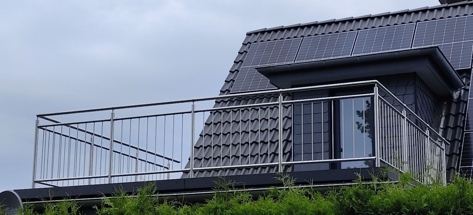 TIBU Geländer mit senkrechten Streben montiert auf Balkon